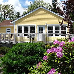 Larinda's Landing Oceanfront Cottages Chalet